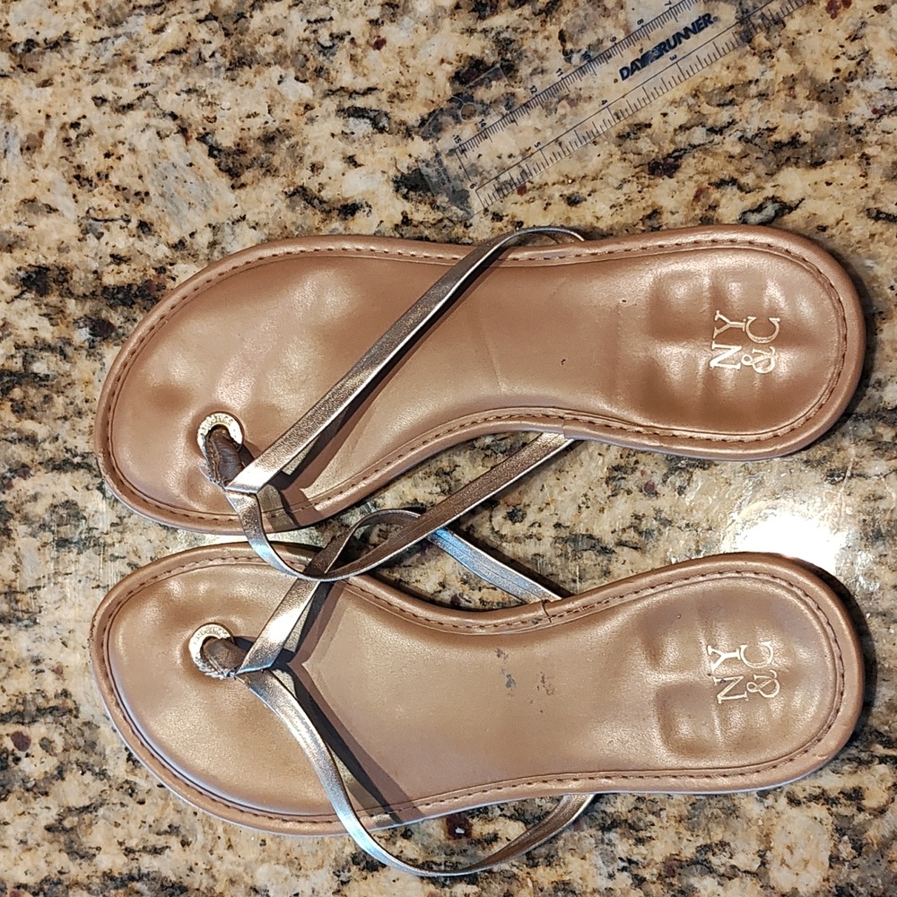 Size 8.5 rose gold NY and Co Vegan leather flip flops